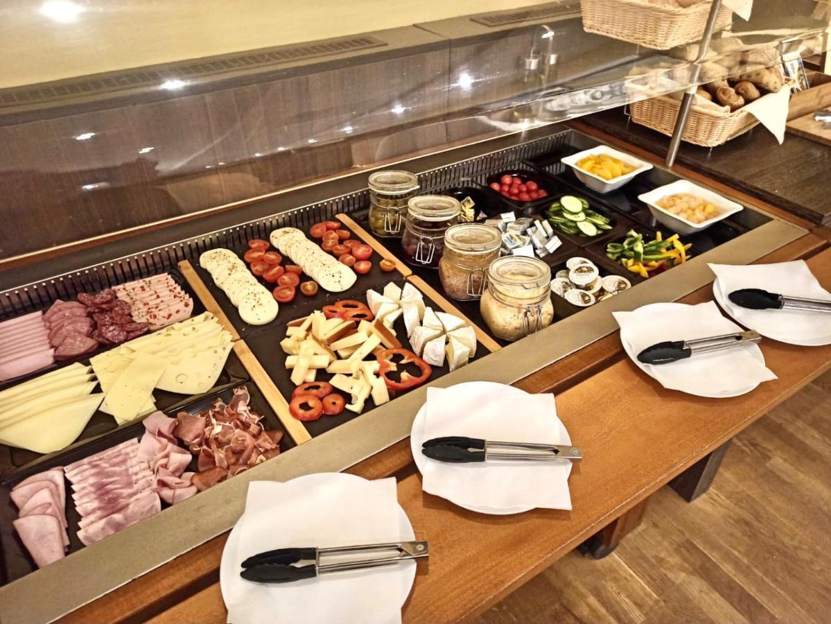 Hotel Marc Aurel Петронелль Экстерьер фото