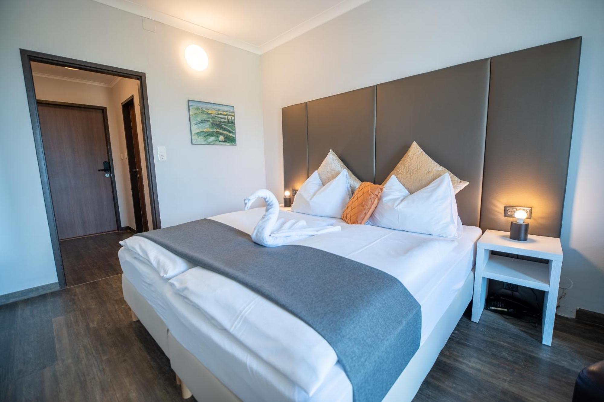 Hotel Marc Aurel Петронелль Экстерьер фото